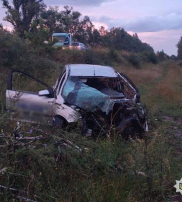 Смертельна ДТП на Черкащині: легковик врізався у вантажівку та вилетів у кювет (ФОТО)