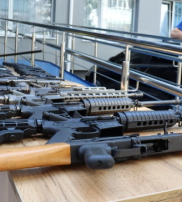 Поліція Маямі передала українським правоохоронцям зброю