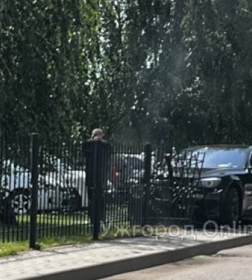 В Ужгороді BMW знесло огорожу залізничного вокзалу 