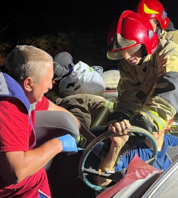Масштабна ДТП на Рівненщині. Водія та пасажира з легковика діставали рятувальники