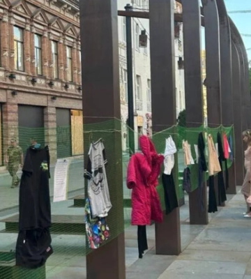 «Невинні»: у Дніпрі провели виставку одягу жертв сексуального насильства