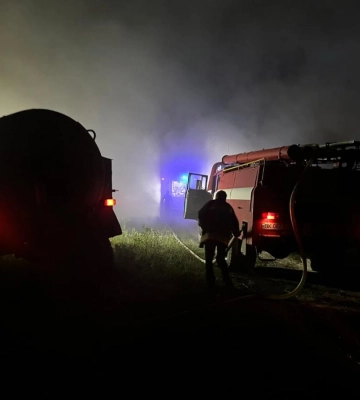 У Дубенському районі вогонь знищив господарську будівлю з дровами, сіном та свинями