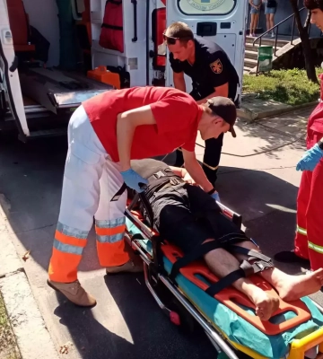 На Полтавщині рятувальники зберігли життя чоловіку, який випав з вікна третього поверху прибудови