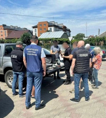 Закарпатець продавав автомобілі що були ввезені в Україну як гуманітарна допомога для військових 