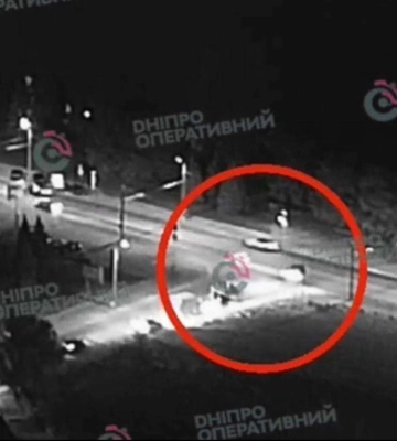 У Дніпрі зіткнулися мотоцикл та автомобіль: відео моменту