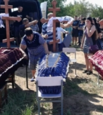 На Херсонщині попрощались із родиною, яка загинула під час обстрілу Широкої Балки