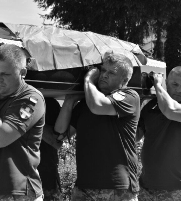 У Луцьку провели в останню путь воїна Дмитра Раєнкова