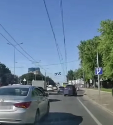 У Львові Toyota Land Cruiser їздить тротуаром і паркується на місці авто для людей з інвалідністю (відео)