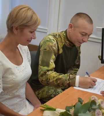 У Луцьку військовий із Запоріжжя одружився із коханою