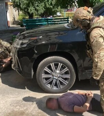 Банда рекетирів, які &quot;вибивали&quot; гроші з військовослужбовця ЗСУ, затримана на Житомирщині, - СБУ. ФОТОрепортаж