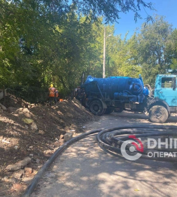 Больше никаких подтоплений: в Днепре на проспекте Поля меняют аварийную трубу