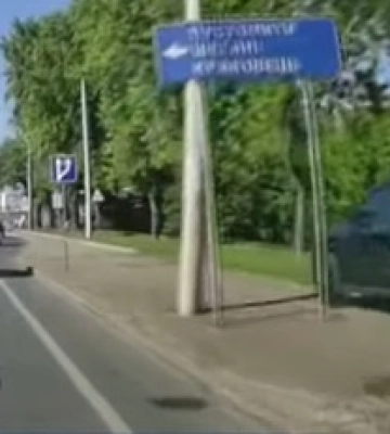 У Львові Toyota Land Cruiser їздить тротуаром і паркується на місці авто для людей з інвалідністю (відео)