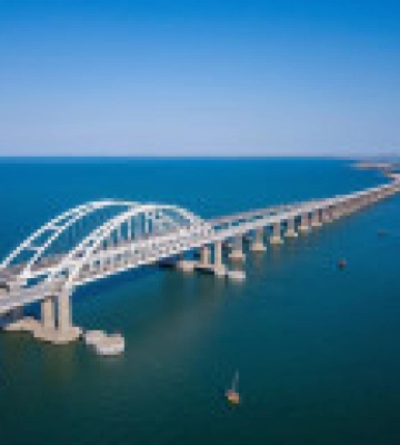 Біля Кримського мосту рашисти виставили ППО та димові машини для захисту переправи