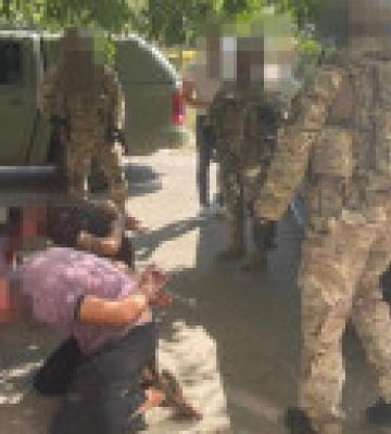 &quot;Вибивали&quot; неіснуючий борг у військовослужбовця: на Житомирщині затримали злочину групу