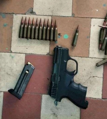 У Кривому Розі чоловік ховав у під'їзді зброю та боєприпаси