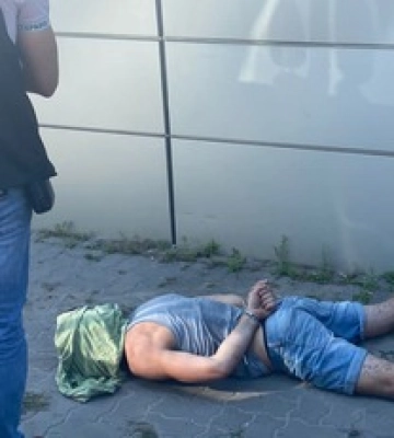 Катували людей і погрожували військовому вбити вагітну дружину: кадри затримання банди рекетирів