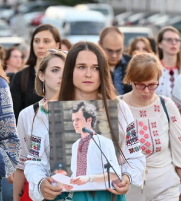 У Києві вшанували пам’ять Андрія Бабінського - воїна 80-ої ОДШБр та засновника "Мегамаршу у вишиванках". ВІДЕО+ФОТОрепортаж