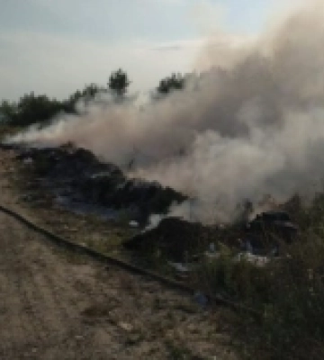 У Вараському районі вогонь охопив будівельне сміття