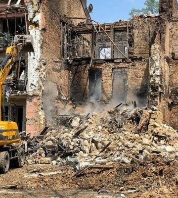 У Миколаєві жителі частково зруйнованого будинку на Адміральській очищають квартири від сміття та сподіваються їх відбудувати