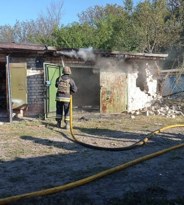Гаражний кооператив горів на Харківщині через ворожий артобстріл 