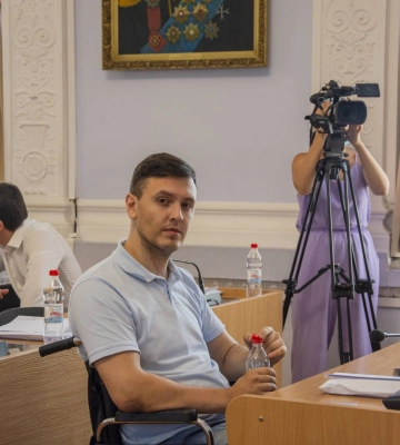«Я не хочу щодня виборювати свої права»: Миколаївський депутат з інвалідністю розкритикував Укрзалізницю, бо два дні не міг&amp;hellip;