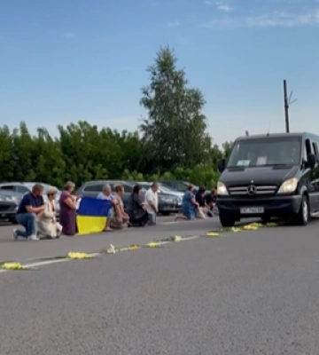 Місто навколішки і з квітами зустрічало свого Героя: на Волинь «на щиті» привезли тіло воїна Романа Шеремета. Відео