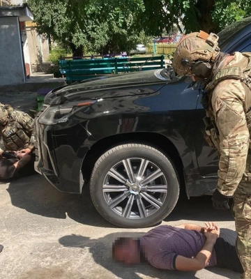 СБУ затримала на Житомирщині банду рекетирів, які «вибивали» гроші з військовослужбовця ЗСУ і погрожували його вагітній дружині
