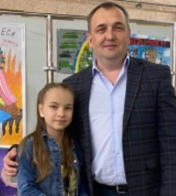 Розмальований тубус: дівчинка з Вараша вручила подарунок Богдану Шмигельському