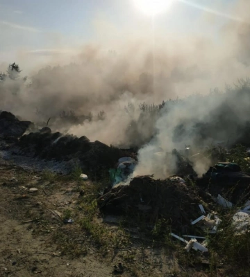 У Вараському районі вогонь охопив будівельне сміття