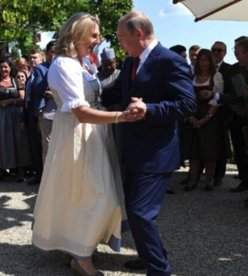 Ексочільниця МЗС Австрії, на весіллі якої танцював Путін, відцуралася від російського паспорта
