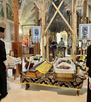 «Мама втратила сина, дружина - чоловіка, діти - батька»: на Волині попрощалися з Героєм Романом Шереметом