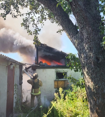 У Куп’янську рятувальники ліквідували чергову пожежу через обстріли: загинула жінка