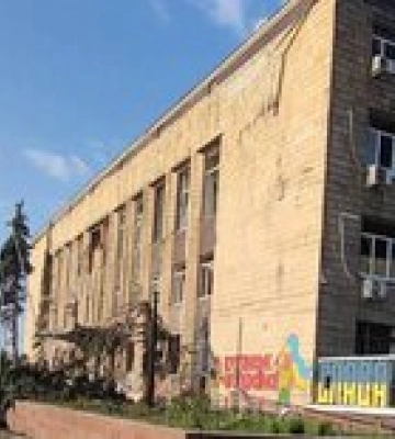 Купянск. Россияне сбросили на город 250-килограммовую авиабомбу. Пострадал горсовет — фото
