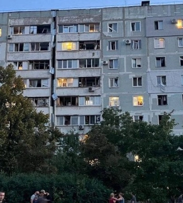 «Руки до сих пор дрожат». Жительница Запорожья показала разрушения своей квартиры после удара РФ — видео