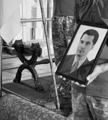 Сльози і квіти: у Луцьку прощаються з загиблим на війні екснардепом Сергієм Слабенком 