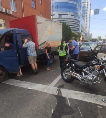 Водій «Таврії» збив мотоцикліста: перші подробиці масштабної ДТП у середмісті Дніпра