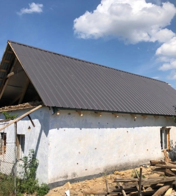 Будівельники з Волині полагодили 14 дахів у Благодатівці на Херсонщині. На черзі — ще 10