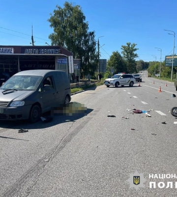 В Чугуеве микроавтобус снес мопед с мужчиной и 7-летним внуком: оба погибли