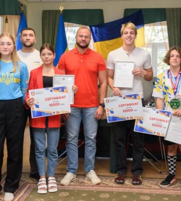 По 10 тисяч – чемпіонам: мер Луцька нагородив юних спортсменів громади