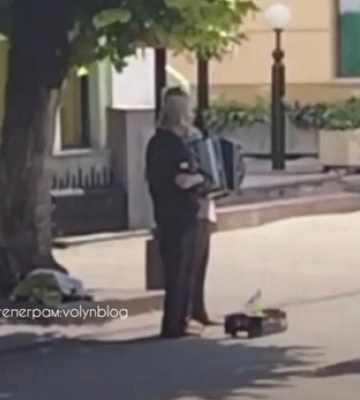 В центрі Луцька музики співають російські пісні (відео)