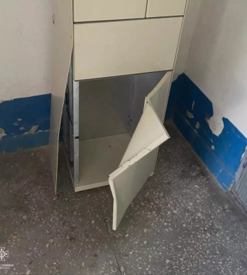 У Полтаві дитина застрягла в поштоматі: врятували працівники ДСНС