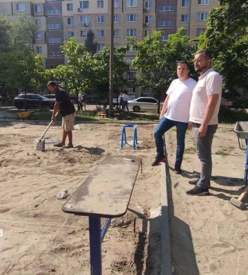 В Днепре продолжаются проверки укрытий и ремонты аварийных детских площадок