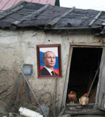 В Мелитополе российские паспорта выдают в сарае с портретом путина