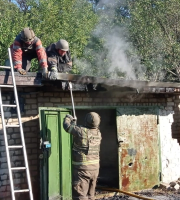 Три пожара, погибший и раненый — ГСЧС о последствиях обстрелов Харьковщины