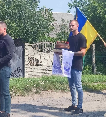 У Луцькому районі сотні людей попрощалися із загиблим 30-річним воїном легендарного загону «Любарт» Вадимом Бельським