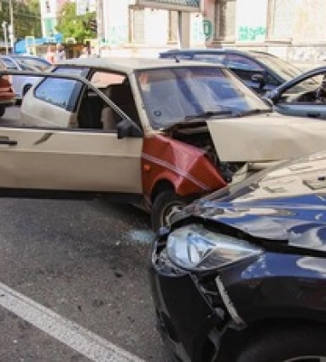 В Днепре мотоциклиста выбросило на встречную полосу под колеса авто: видео момента ужасного ДТП