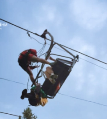 У горах на Львівщині четверо людей застрягли на канатно-крісельній дорозі