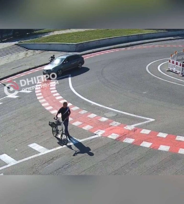 В Днепре водитель сбил девушку на самокате: видео момента
