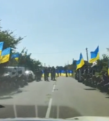 На Волині навколішки, з квітами та прапорами зустріли тіло Героя Володимира Черепніна. Відео