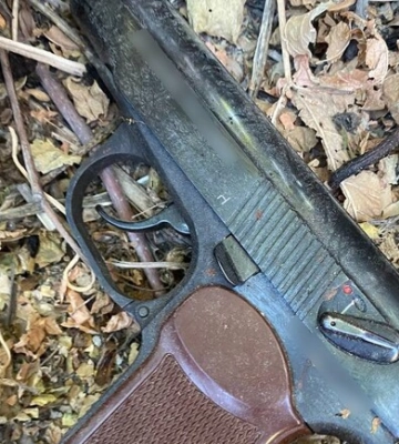 У Києві затримали велосипедиста, який їздив по вулиці та стріляв у собак. Фото
